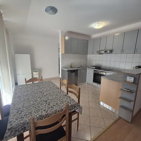 Ivana Na Mirnoj Lokaciji Apartmán *