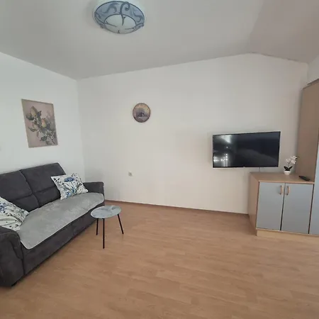 Apartmán Ivana Na Mirnoj Lokaciji *