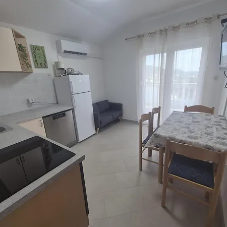 Ivana Na Mirnoj Lokaciji Apartmán *